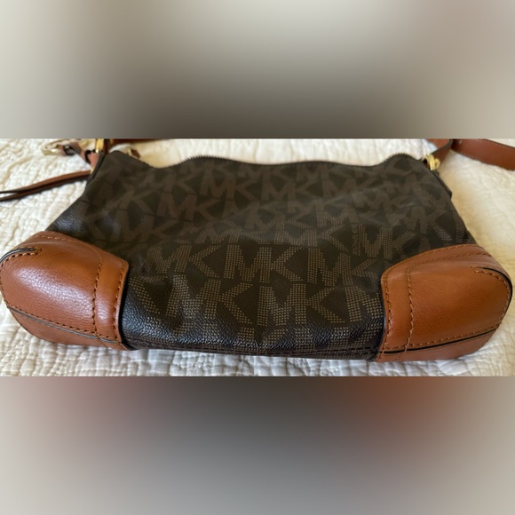 Michael Kors Monogram Signature 2-tone Brown Shoulder Bag w/ Hang Tag Logo Charm - Picture 3 of 10